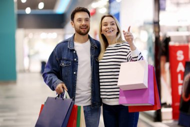 Alışveriş Merkezinde Yürüyen Alışveriş Çantaları ile Mutlu Çift