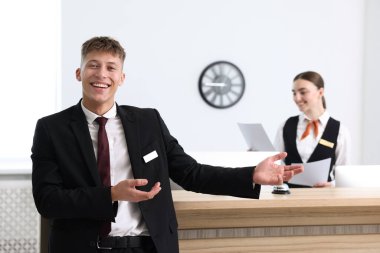 Otel resepsiyonunda çalışan resepsiyonist ve hostes, seçici odak