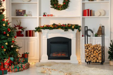 Şenlikli şömine, Noel ağacı ve hediyeler.