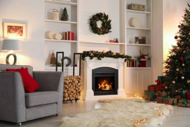 Şenlikli şömine, Noel ağacı ve hediyeler.