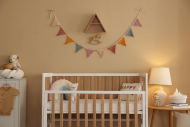 Bebek odası, beşik, masa, şifonyer ve dekor. İç tasarım