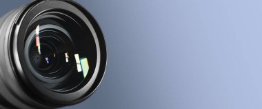 Gri gradyan arkaplanda kamera lensi, yakın plan. Metin için alanı olan pankart tasarımı