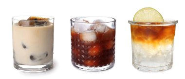 Buzlu kahve içecekler beyaz üzerine izole edilmiş, set.