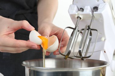 Mutfakta yumurta kıran kadın, yakın plan.