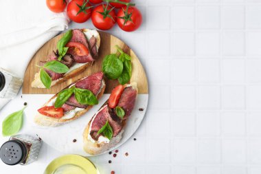 Beyaz fayanslı masada servis edilen biftekli nefis bruschetalar. Metin için boşluk