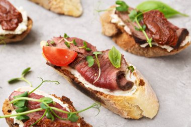 Hafif masada servis edilen biftekli nefis bruschetalar, yakın plan.