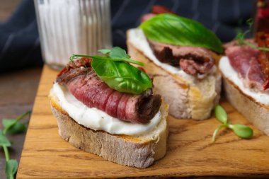 Biftek ve biftek hazır, yakın plan.