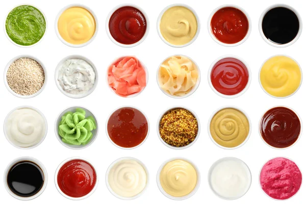 Wasabi ve diğer çeşniler beyaz tencerelerde izole edilmiş. Üst görünüm