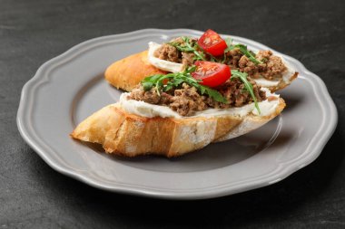 Ton balıklı, krem peynirli ve domatesli lezzetli bruschettalar, yakın plan.