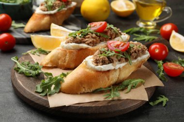 Ton balıklı, krem peynirli ve domatesli lezzetli bruschettalar, yakın plan.