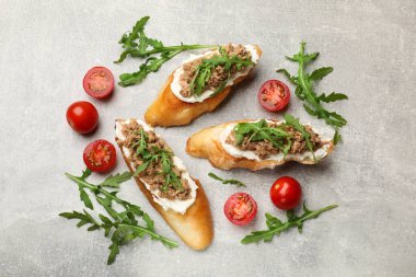 Ton balıklı, domatesli ve roka soslu lezzetli bruschettalar.