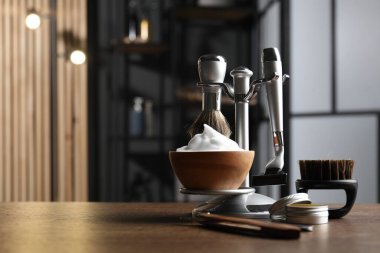 Berber dükkanındaki ahşap masada berber aletleri, yakın plan. Metin için boşluk