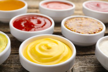 Tahta masada farklı soslar, yakın plan.