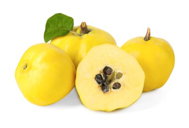 Tam ve olgun ayva meyveleri beyaza izole edilmiş.