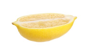 Taze limonun yarısı beyaza izole edilmiş.