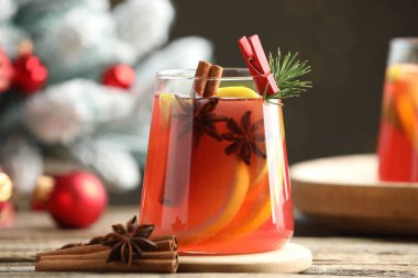Cam, baharat ve Noel süsü katılmış lezzetli punç içecekler arka planda bulanık ışıklar ve yakın plan ile ahşap masa üzerinde. Bokeh etkisi