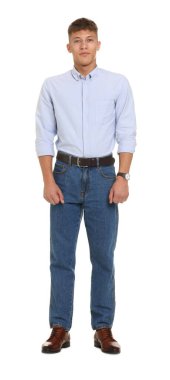 Beyaz arka planda şık kotlu yakışıklı bir genç.