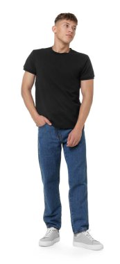 Beyaz arka planda şık kotlu yakışıklı bir genç.