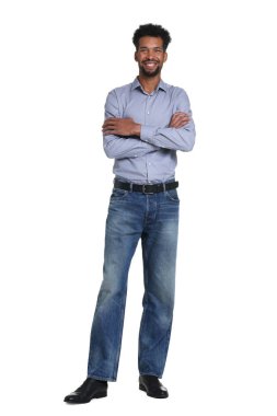 Beyaz arka planda şık kot giyen mutlu bir adam.