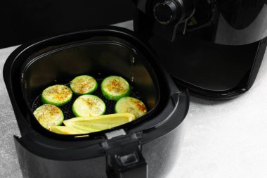 Gri masada ızgara sebzeli kızartma sepeti, yakın plan.