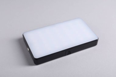 Açık gri arkaplanda şık bir LED lamba, yakın plan.