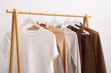 Farklı stil giysiler duvarda asılı, kapalı bir yerde, kapalı bir yerde.