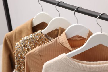 Farklı stil giysiler duvarda asılı, kapalı bir yerde, kapalı bir yerde.