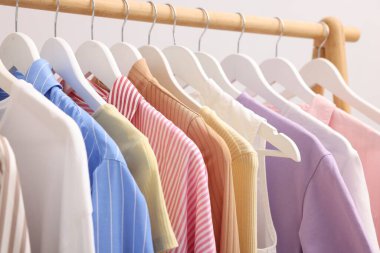 Farklı stil giysiler duvarda asılı, kapalı bir yerde, kapalı bir yerde.