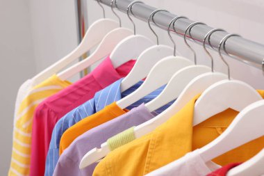 Farklı stil giysiler duvarda asılı, kapalı bir yerde, kapalı bir yerde.