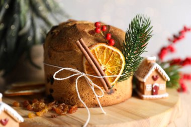 Noel yemeği. Lezzetli Panettone pastası, malzemeler, zencefilli kek evi ve masa üzerindeki şenlikli dekor, yakın plan.