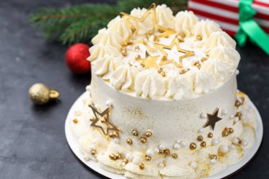 Siyah masanın üstünde Noel süsü olan nefis bir pasta, yakın plan.