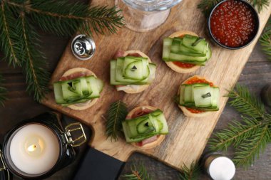 Noel ağaçları salatalıktan, kırmızı havyardan, jambondan ve ahşap masa üzerindeki şenlikli dekordan yapılmıştır.