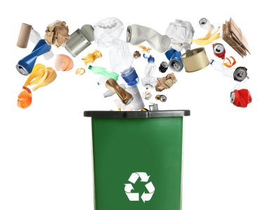 Çöp tenekesinin içine dökülen çöp geri dönüşüm sembolü beyaz arkaplanda