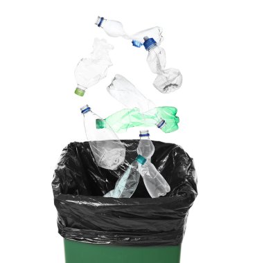 Çöpler beyaz arka planda çöp kutusuna dökülüyor. Atık sıralama