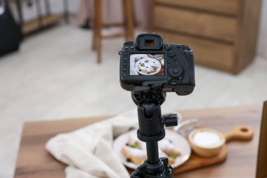 Stüdyoda masada ayçöreği vurmak, mesaj için seçici bir odak noktası. Profesyonel yemek fotoğrafçılığı.