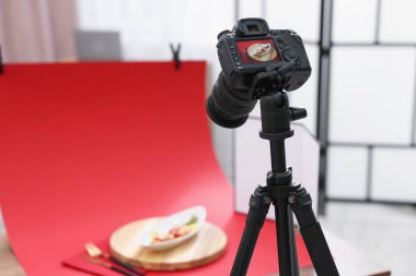 Stüdyoda sebzelerle karides avlamak, mesaj için seçici bir odak noktası. Profesyonel yemek fotoğrafçılığı.