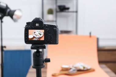 Stüdyoda masada ayçöreği vurmak, mesaj için seçici bir odak noktası. Profesyonel yemek fotoğrafçılığı.