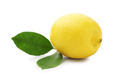 Olgun bir limon ve beyaz yapraklar.