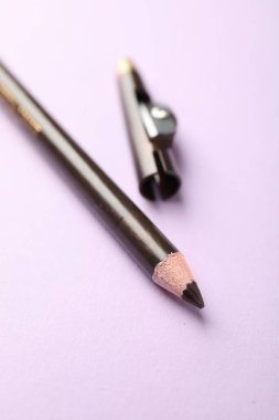 Pembe arka planda renk kalemi ve keskinleştirici, yakın plan.