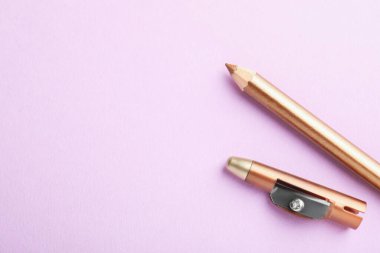 Renkli göz kalemi ve pembe arka planda keskinleştirici, üst manzara. Metin için boşluk