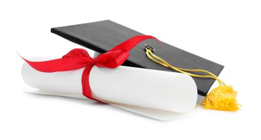 Diploma ve mezuniyet şapkası beyaza izole edilmiş.