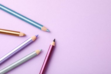 Leylak arka planda göz kalemleri. Metin için boşluk