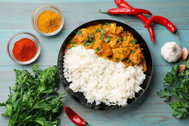 Pirinç ve baharatlı tavuk tikka masala açık mavi ahşap masa, düz yatıyordu