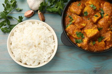 Pirinç ve baharatlı tavuk tikka masala açık mavi ahşap masa, düz yatıyordu