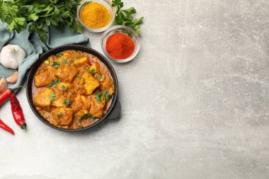 Gri masadaki baharatlı tavuk tikka masala, düz. Metin için boşluk