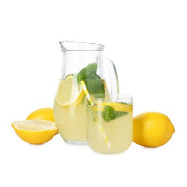 Nane aromalı lezzetli limonata ve beyaz üzerine izole edilmiş taze meyve.