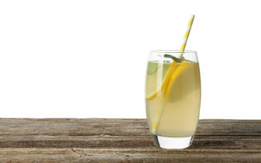 Nane aromalı lezzetli limonata ve beyaz arka planda tahta masadaki meyve dilimleri.