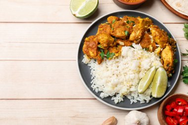 Pirinç, maydanoz, kireç ve baharatlı leziz tavuk tikka masala. Metin için boşluk