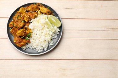 Pirinç, maydanoz ve limonlu leziz tavuk tikka masala. Metin için boşluk