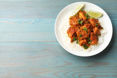 Pirinç, maydanoz ve limonlu leziz tavuk tikka masala açık mavi ahşap masa, üst manzara. Metin için boşluk